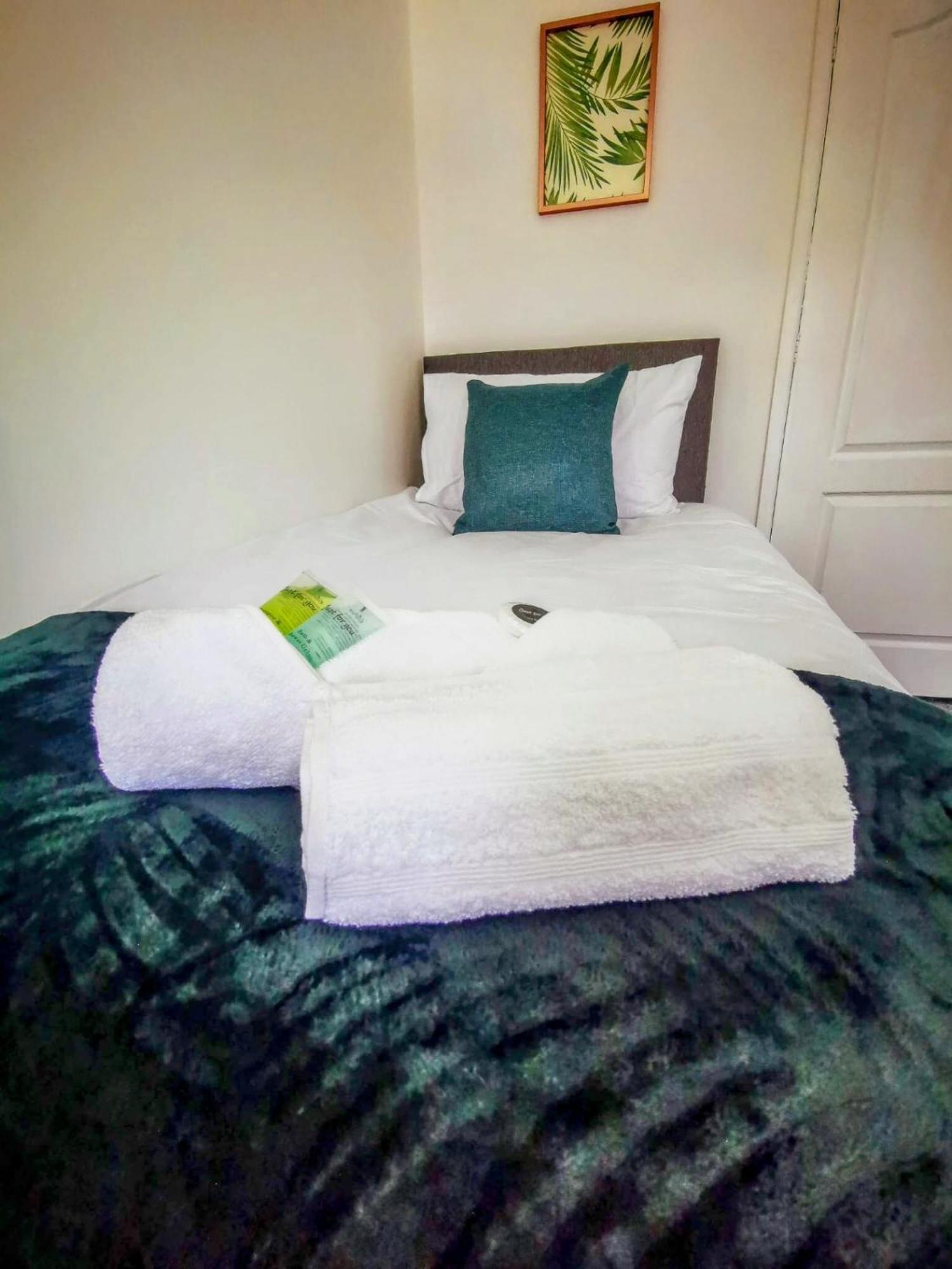 No 7 - Bright, Spacious 3 Bed Home With Parking & Wifi Huyton Eksteriør bilde