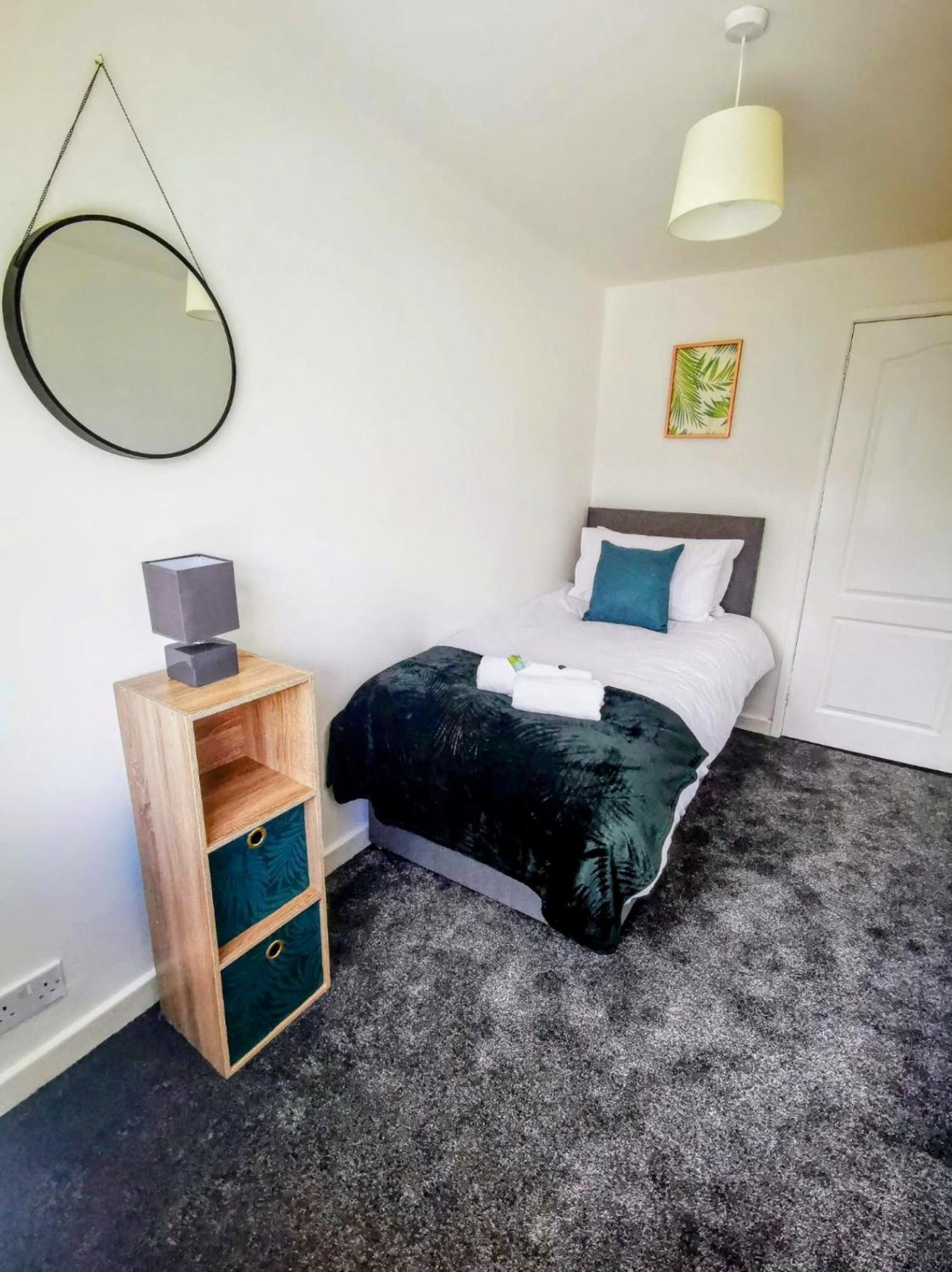 No 7 - Bright, Spacious 3 Bed Home With Parking & Wifi Huyton Eksteriør bilde